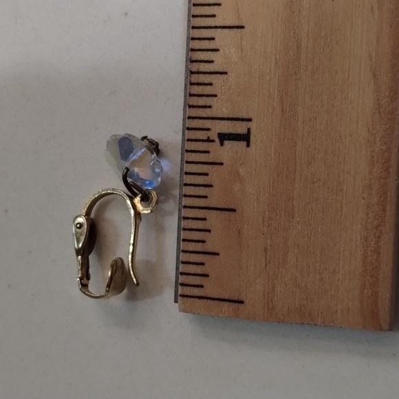 Dainty pearlescent beaded clip on earrings scalloped floral shaped - Picture 4 of 4